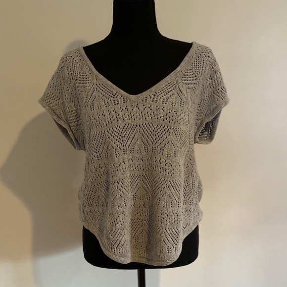 Cotton Crochet Medium Top with petal sleeves. - Picture 5 of 14